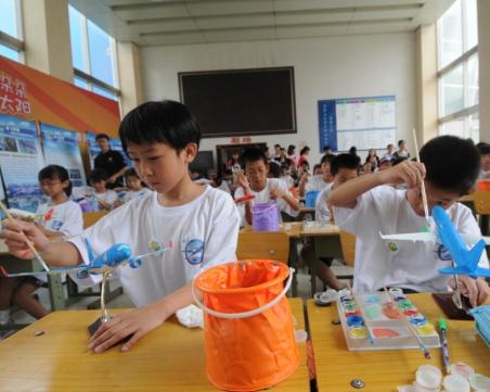 北京小学生同绘“我心目中的大运号”