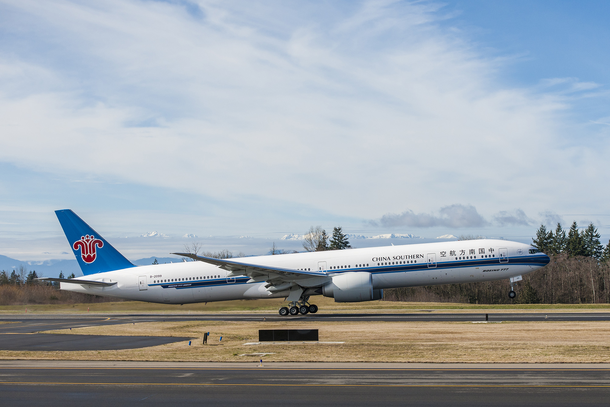 波音交付中国南方航空公司首架777-300ER